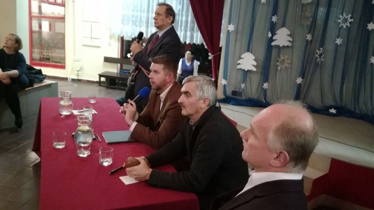 Spotkanie mieszkańców z władzami Wodzisławia na temat przyszłości SP 28, tora